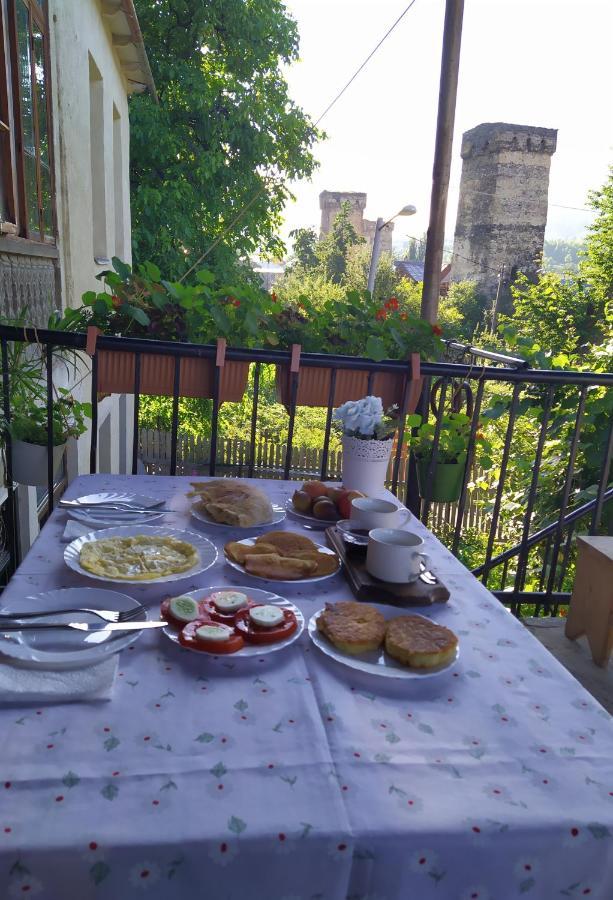 Ailama Guesthouse Mestia Buitenkant foto