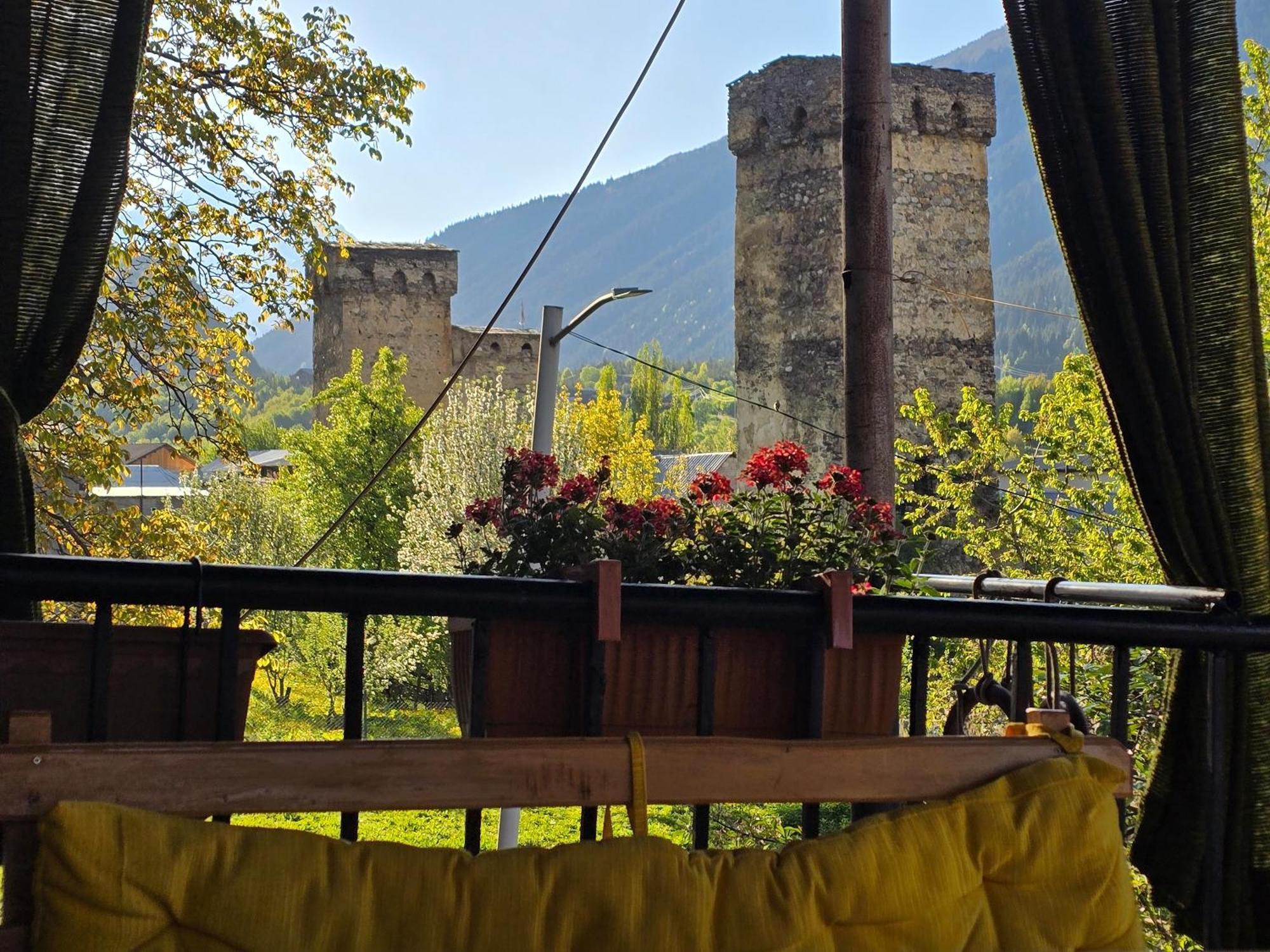 Ailama Guesthouse Mestia Buitenkant foto