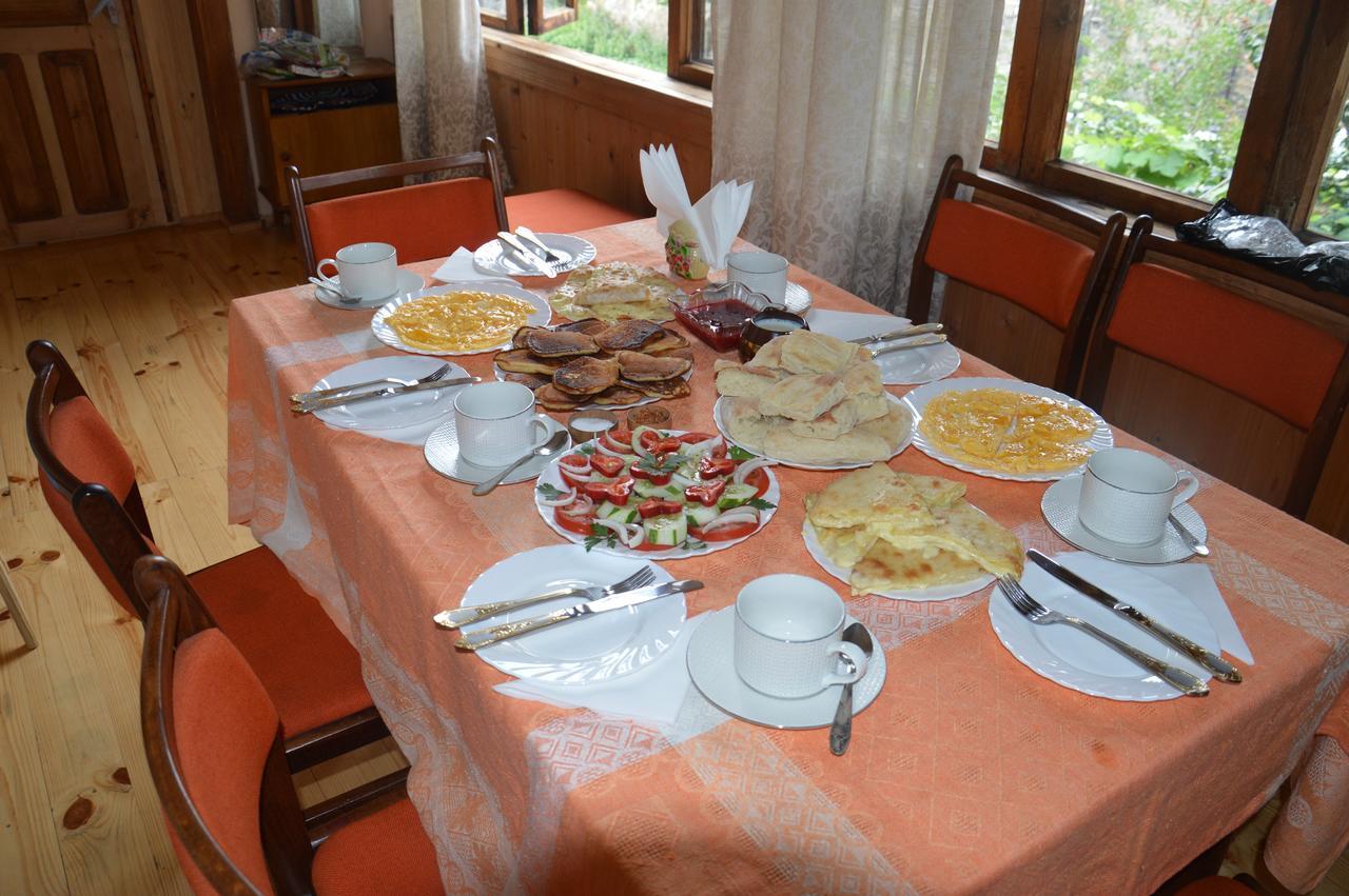 Ailama Guesthouse Mestia Buitenkant foto